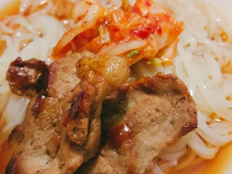 焼き肉とキムチ乗せ盛岡冷麺